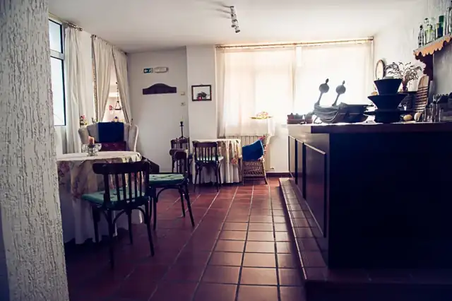 Un rincón de la recepción del hostal
