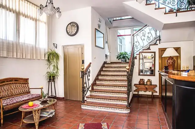 Recepción y decoración del hostal
