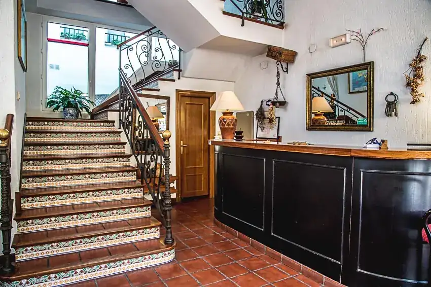 Recepción y escalera del Hostal Goya II