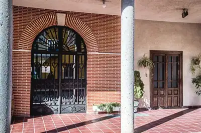 Exterior · 06